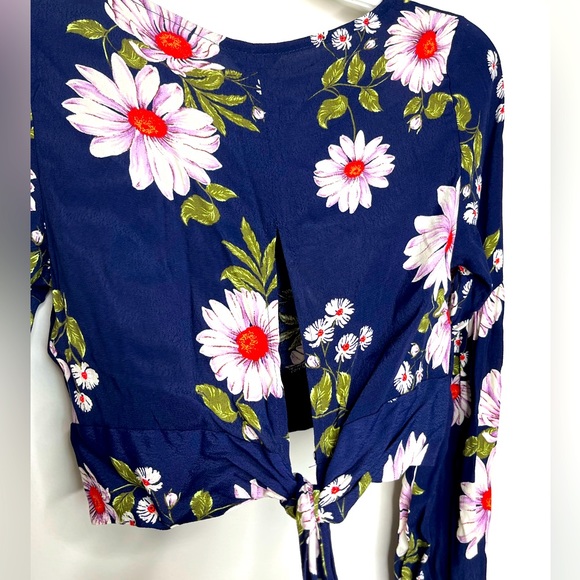 Forever 21, Daisy Tie Back Crop Top, Size M - Picture 6 of 7
